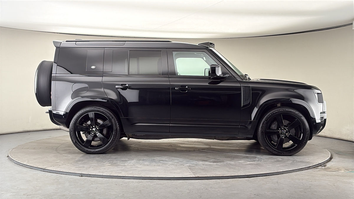 Land Rover Defender 110 Image 16