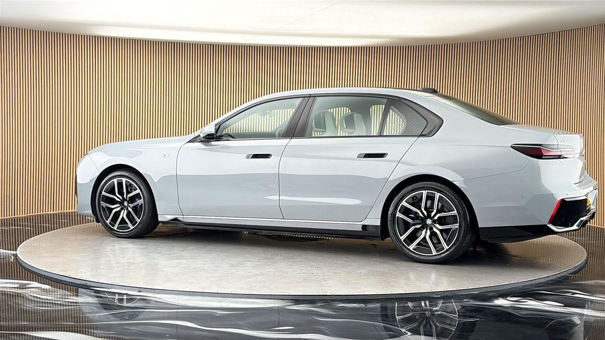 More views of BMW i7