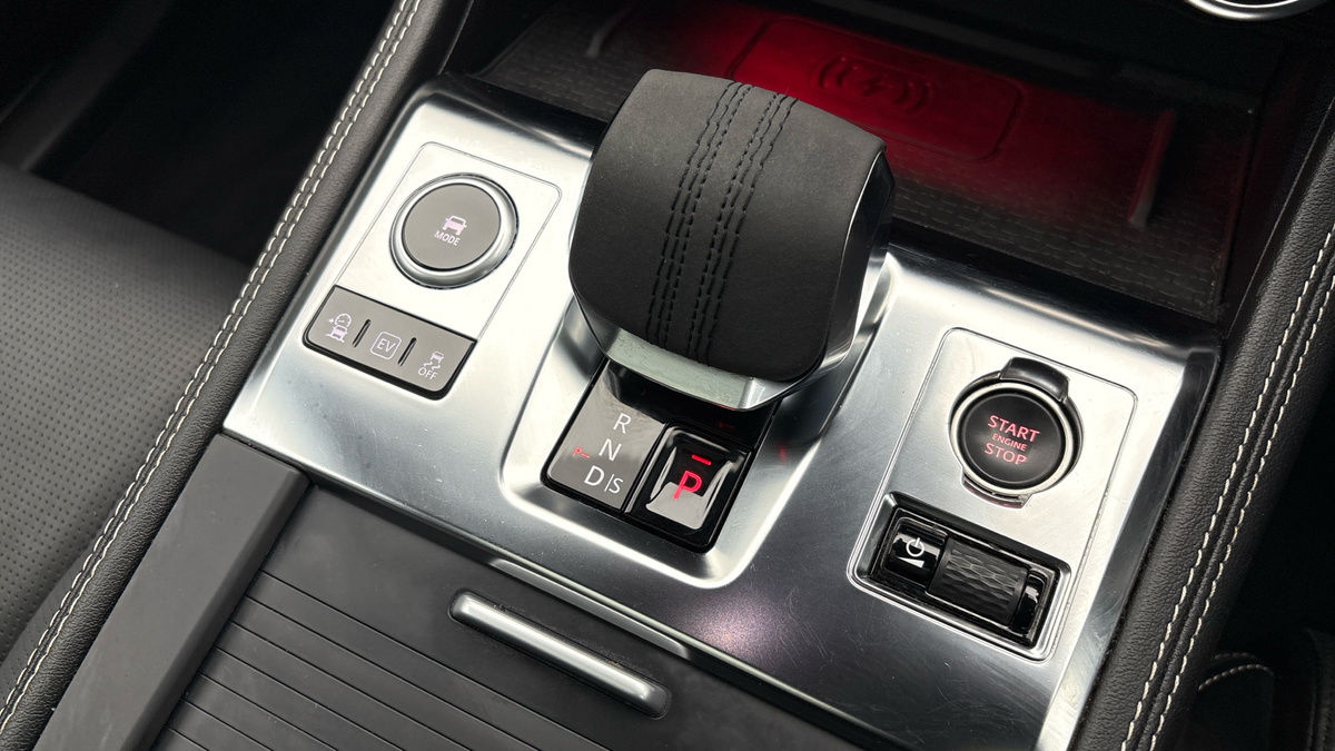 Jaguar F-PACE Image 25