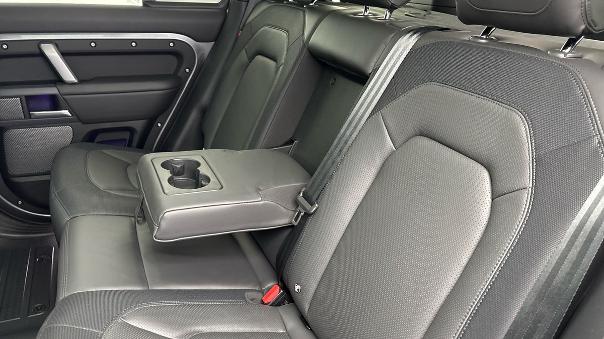 Land Rover Defender 110 Image 9