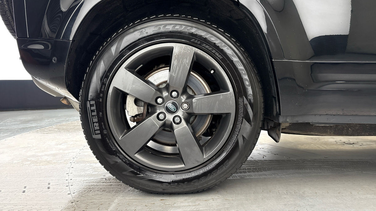 Land Rover Defender 110 Image 10