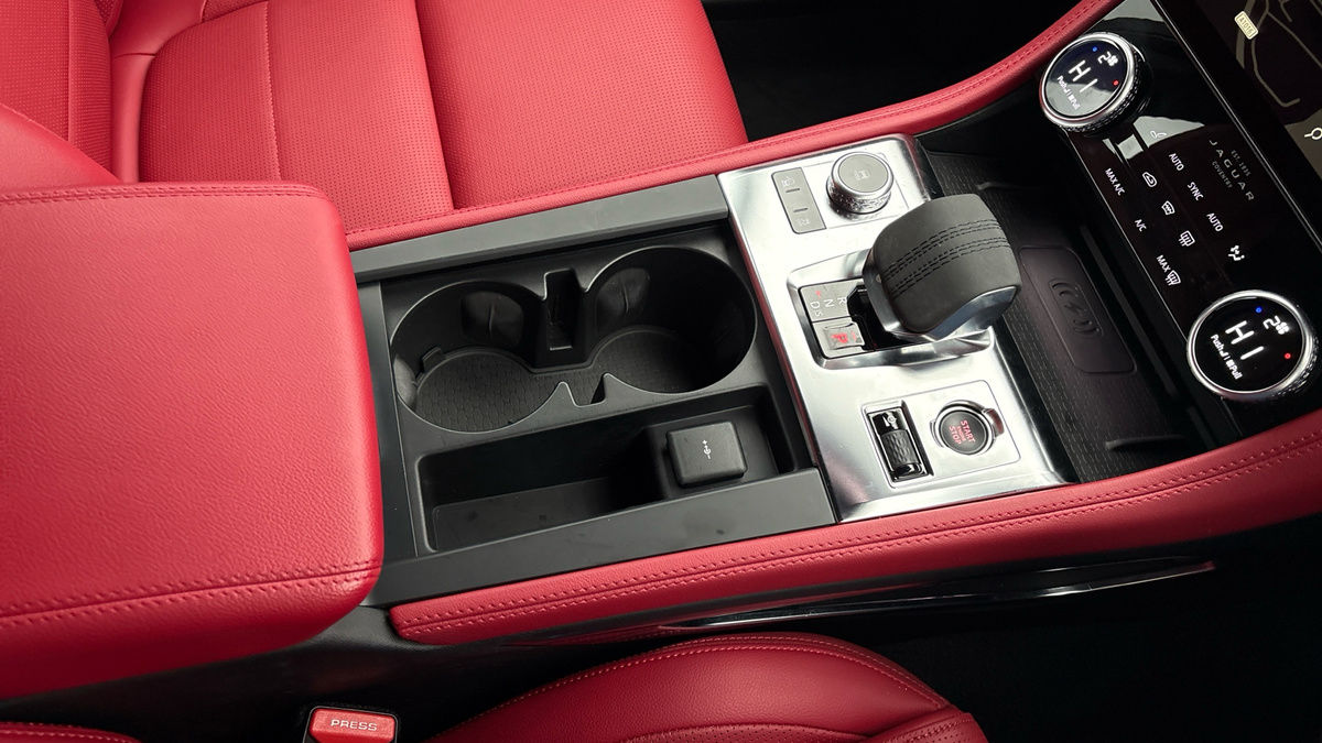 Jaguar F-PACE Image 18