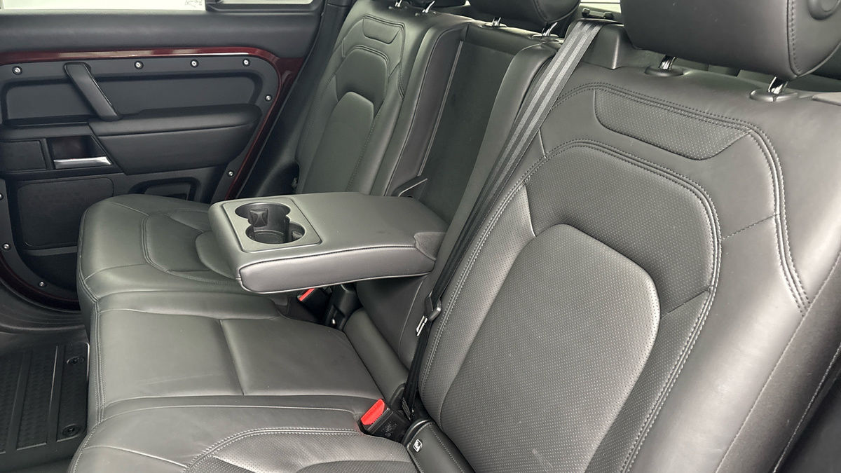 Land Rover Defender 130 Image 9