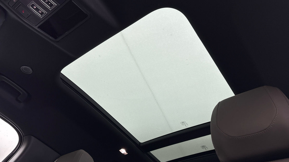 Land Rover Defender 110 Image 6