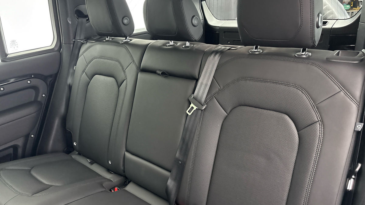 Land Rover Defender 110 Image 15