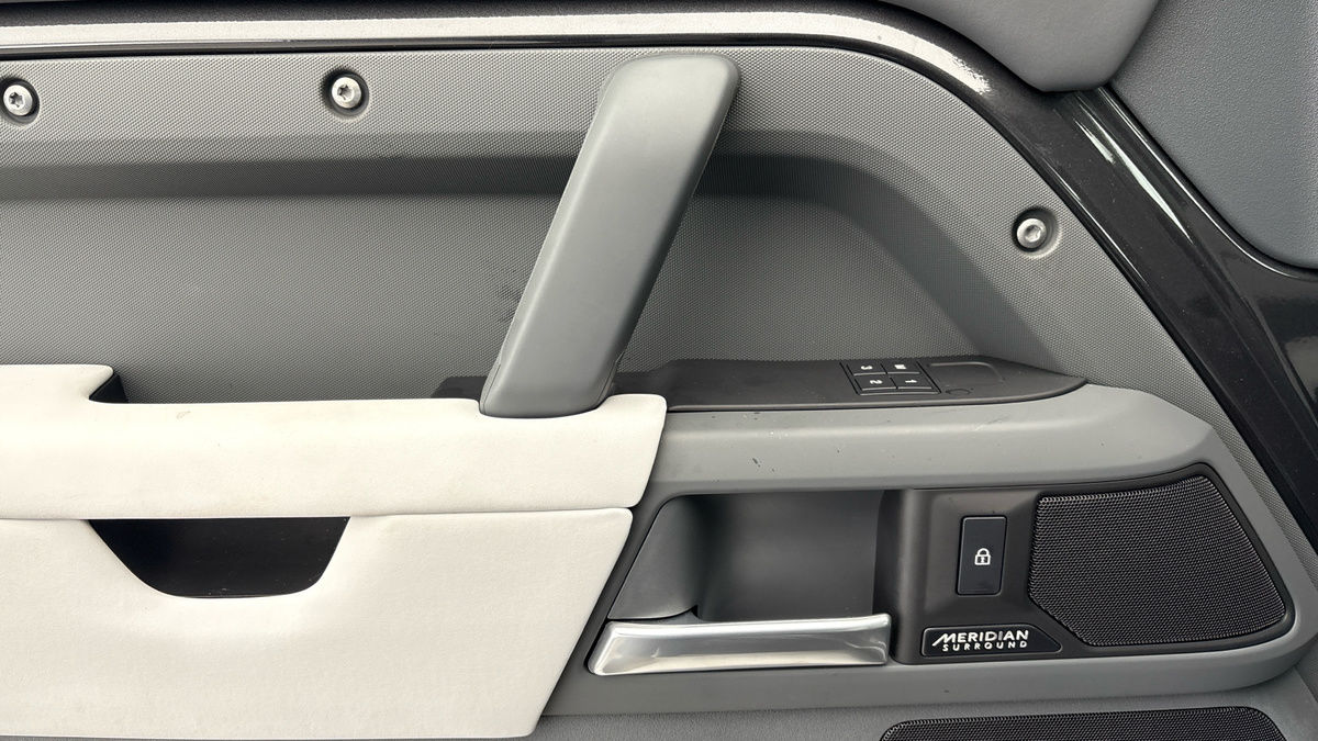 Land Rover Defender 110 Image 19