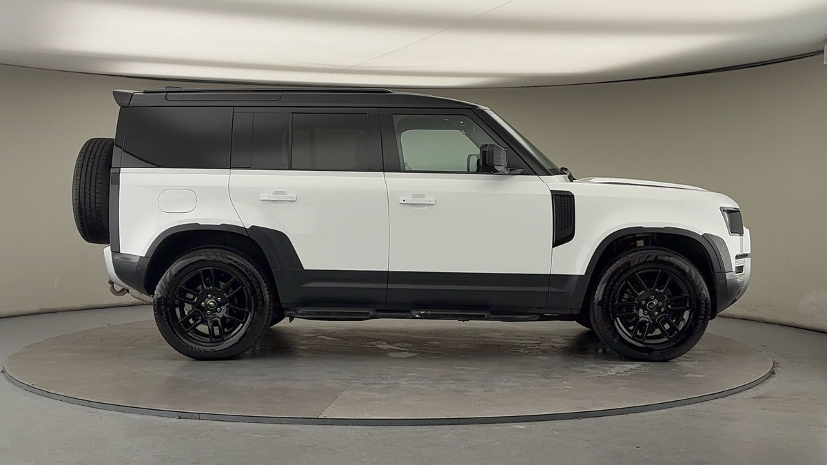 Land Rover Defender 110 Image 16