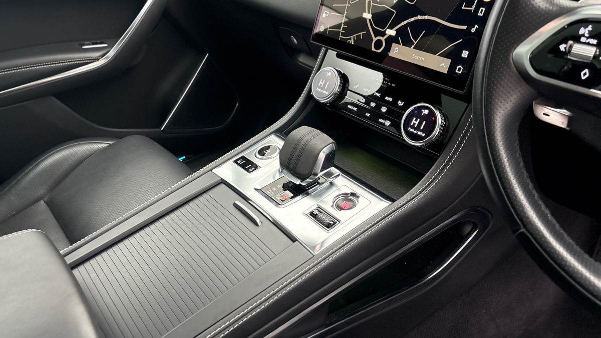 Jaguar F-PACE Image 18