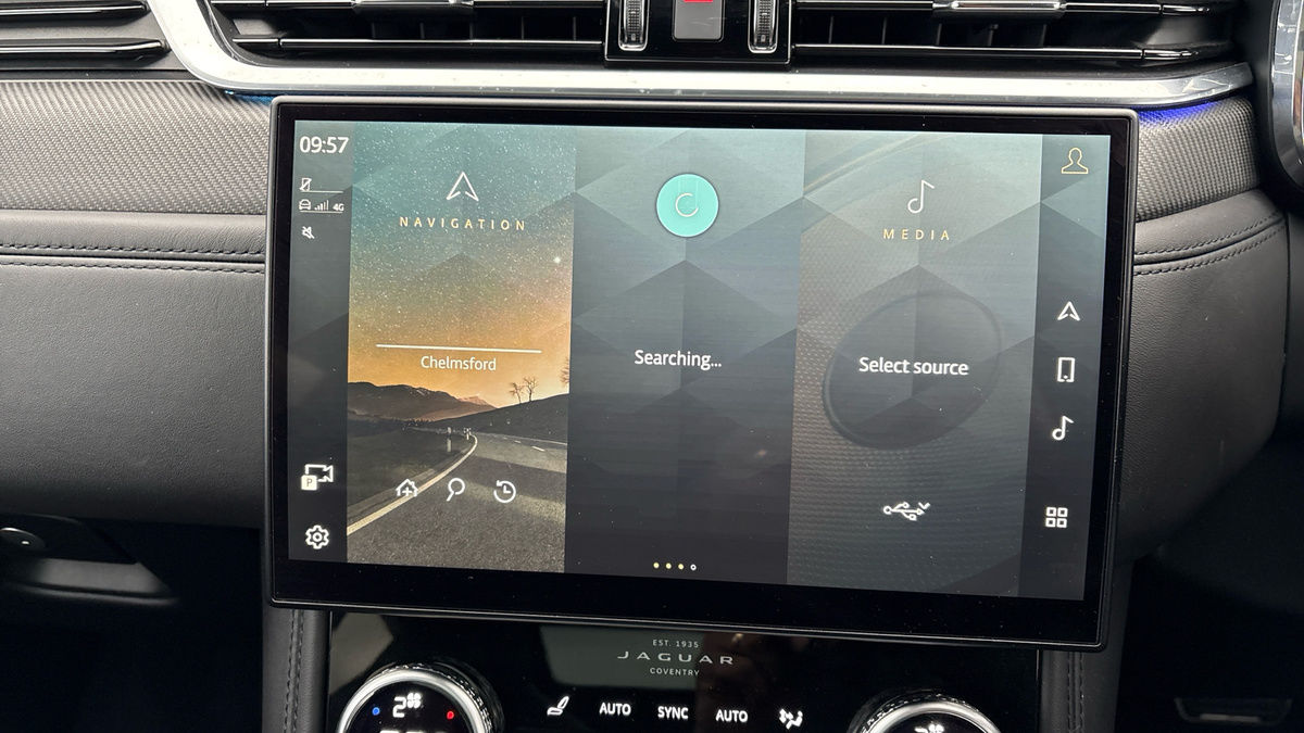 Jaguar F-PACE Image 17