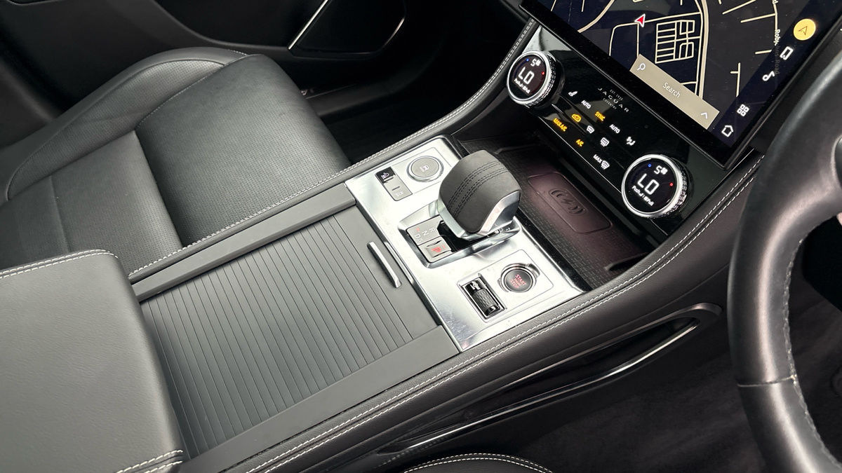 Jaguar F-PACE Image 18