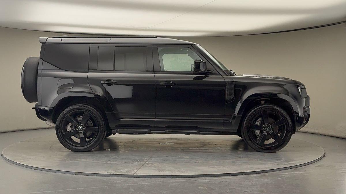 Land Rover Defender 110 Image 16