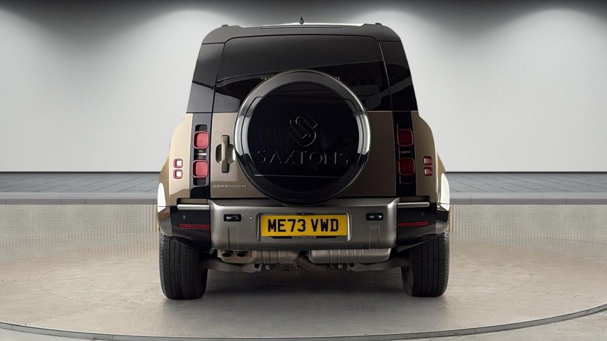 Land Rover Defender 110 Image 4