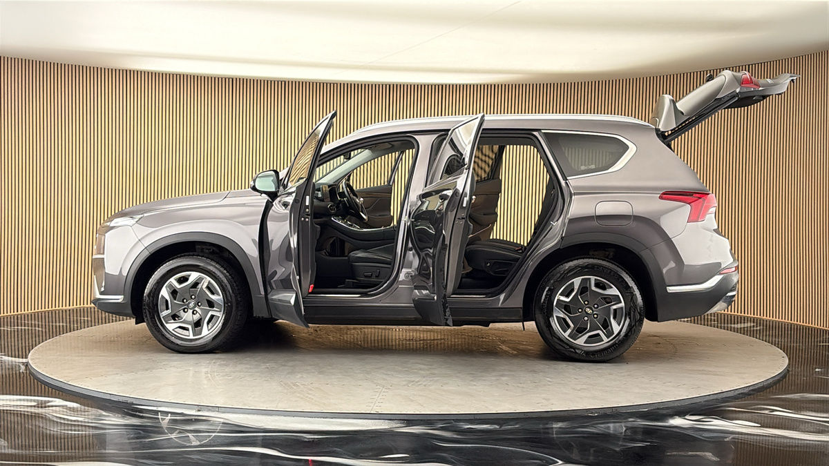 More views of Hyundai Santa Fe