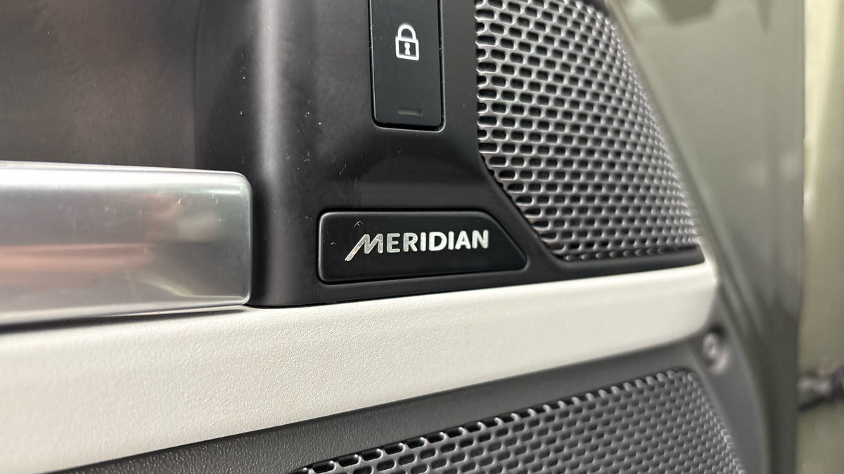 Land Rover Defender 110 Image 25