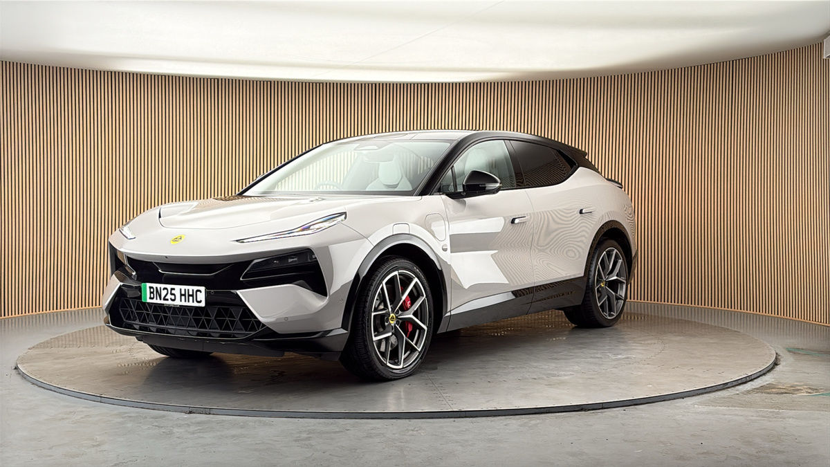 More views of Lotus Eletre