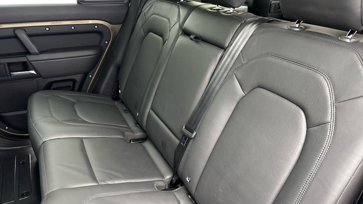 Land Rover Defender 110 Image 8