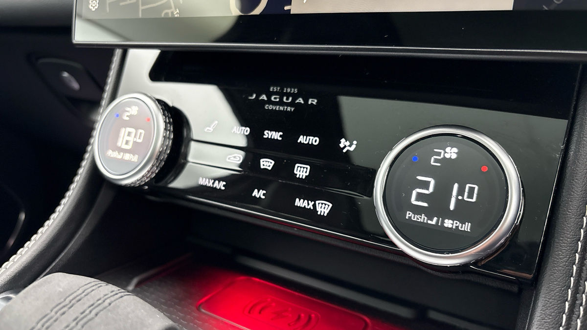 Jaguar F-PACE Image 32