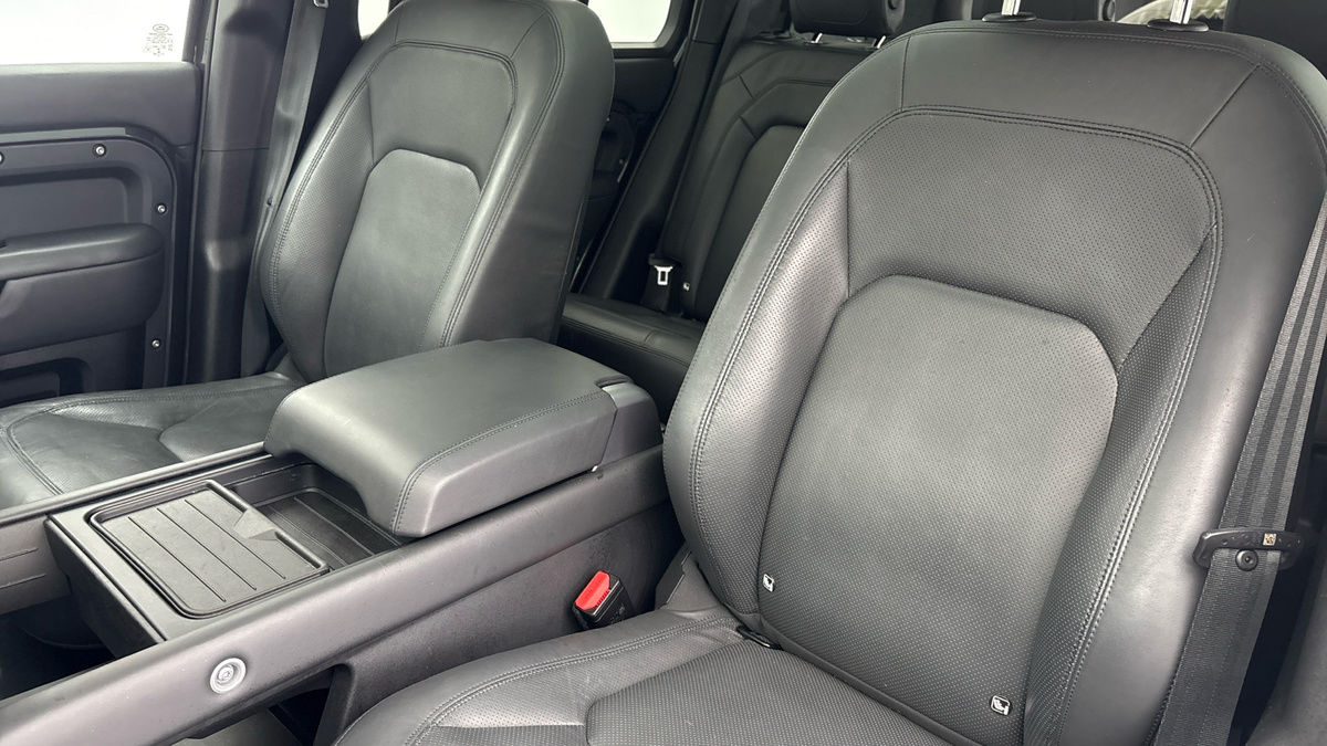 Land Rover Defender 110 Image 7