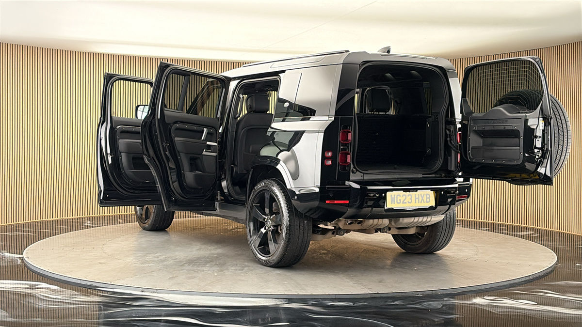 Land Rover Defender 110 Image 23