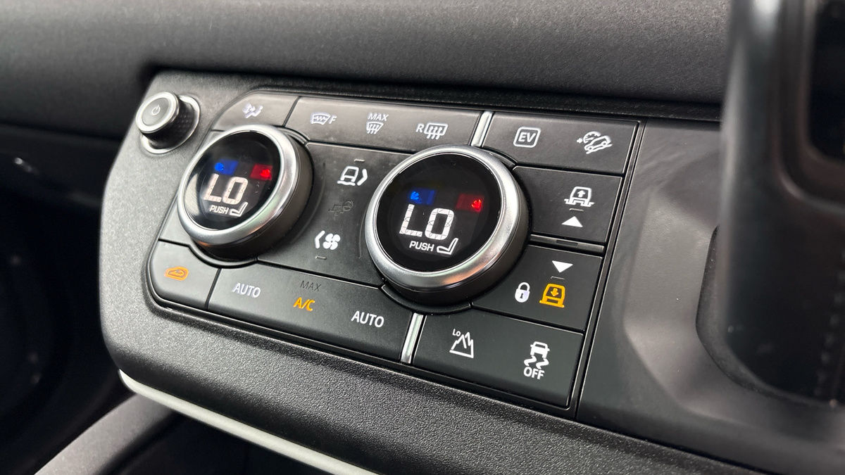 Land Rover Defender 110 Image 31