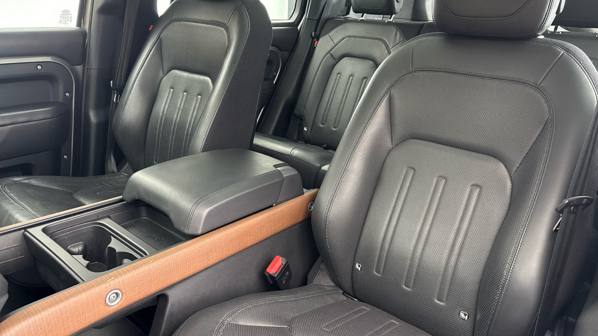 Land Rover Defender 110 Image 7