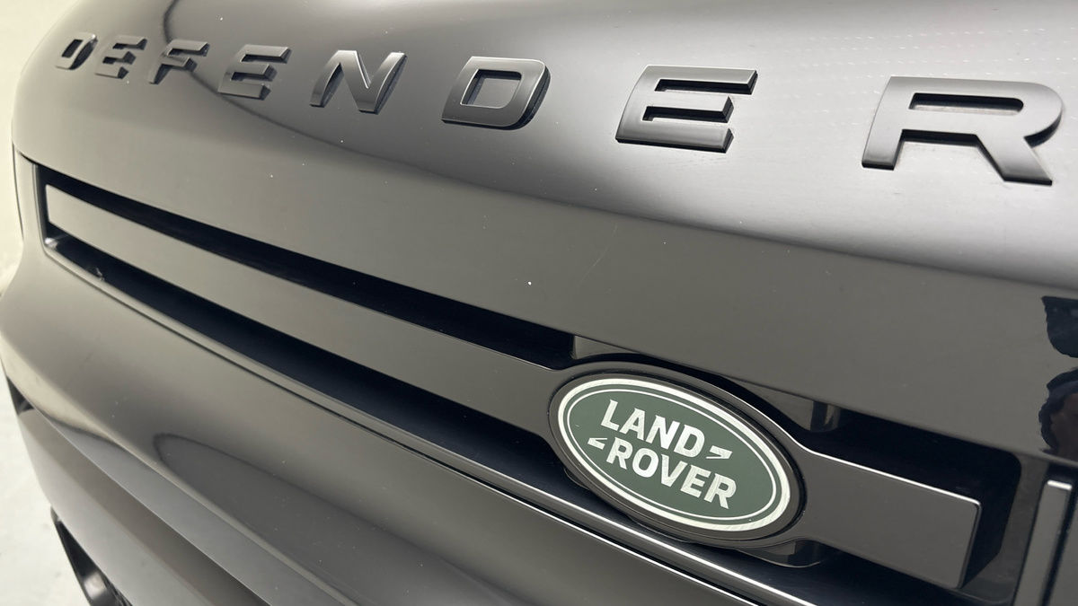 Land Rover Defender 110 Image 24