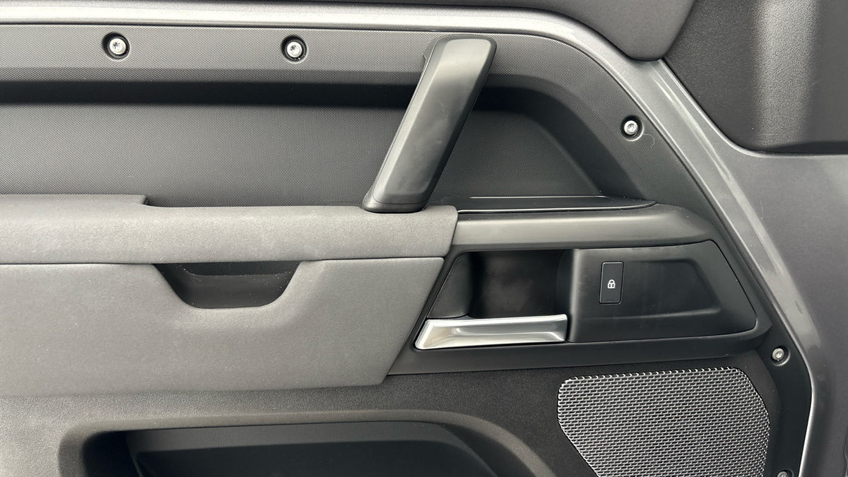 Land Rover Defender 90 Image 19