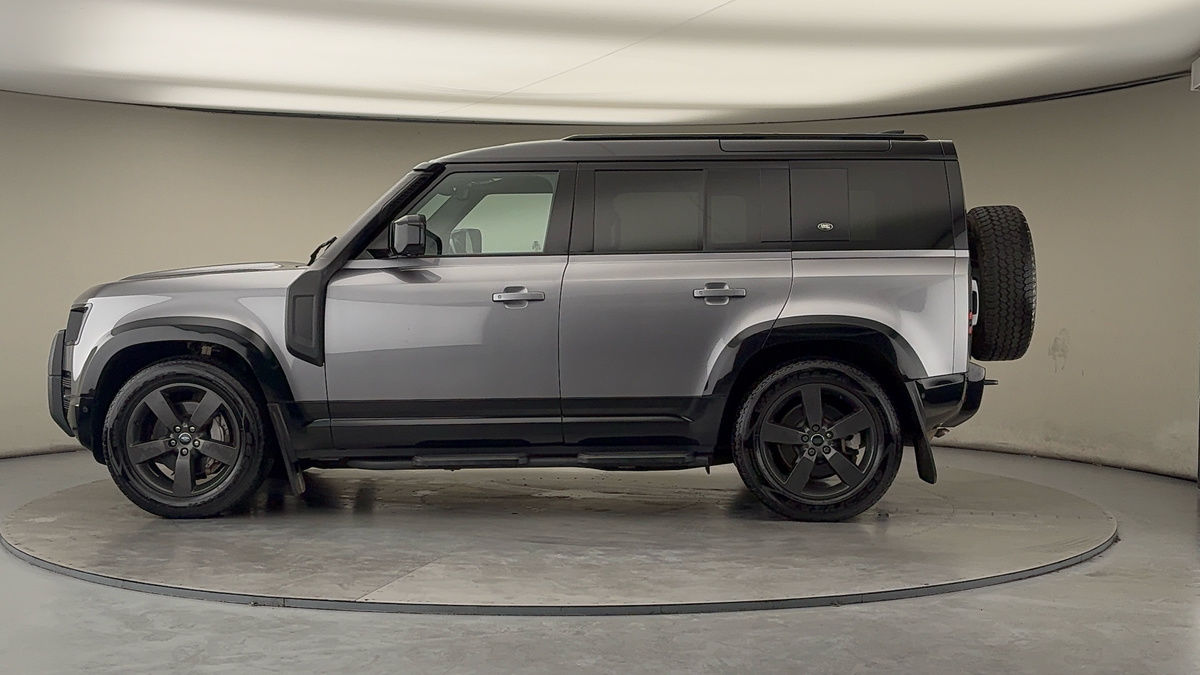 Land Rover Defender 110 Image 15