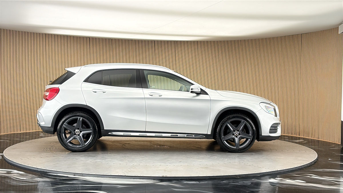 Mercedes-Benz GLA Image 16