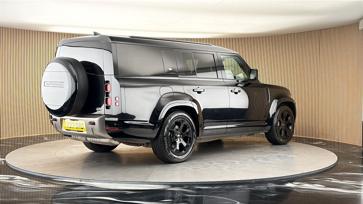 Land Rover Defender 130 Image 21