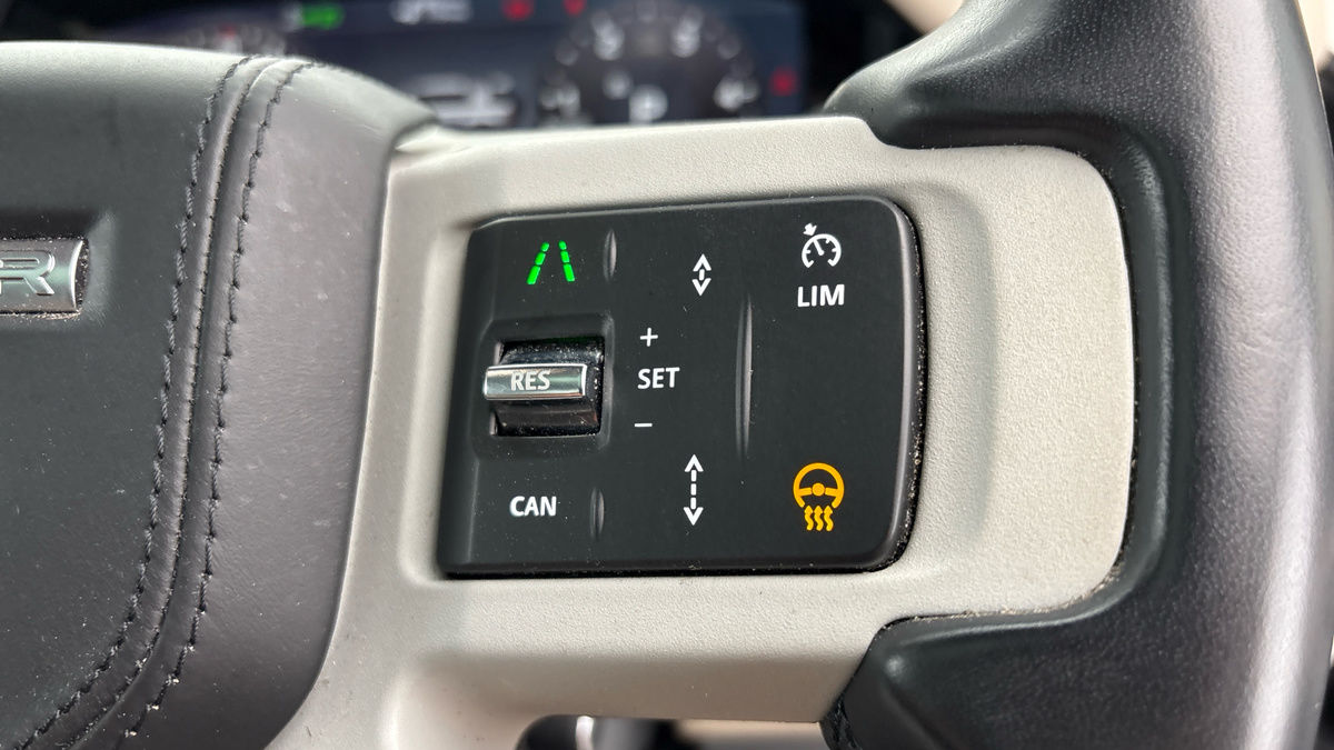 Land Rover Defender 110 Image 32