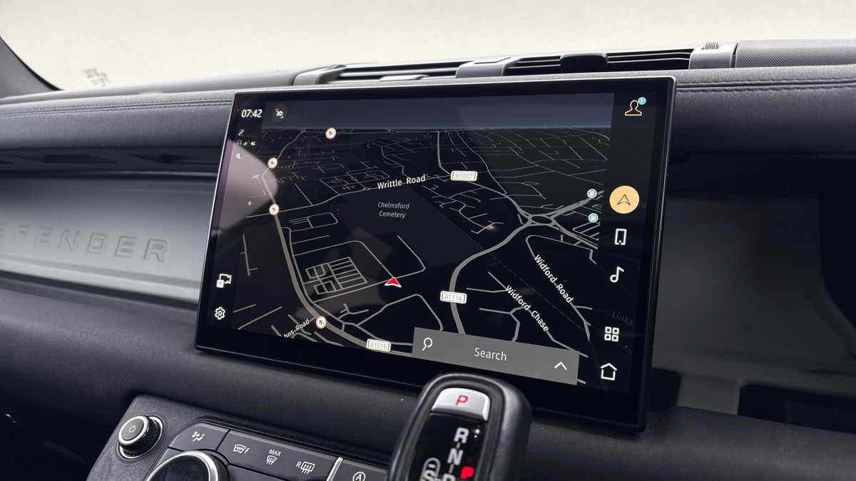 Land Rover Defender 110 Image 17