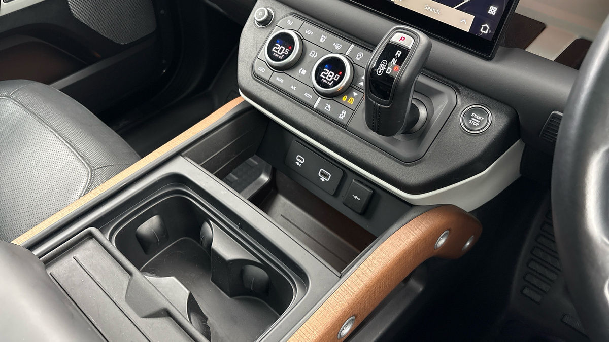 Land Rover Defender 130 Image 18