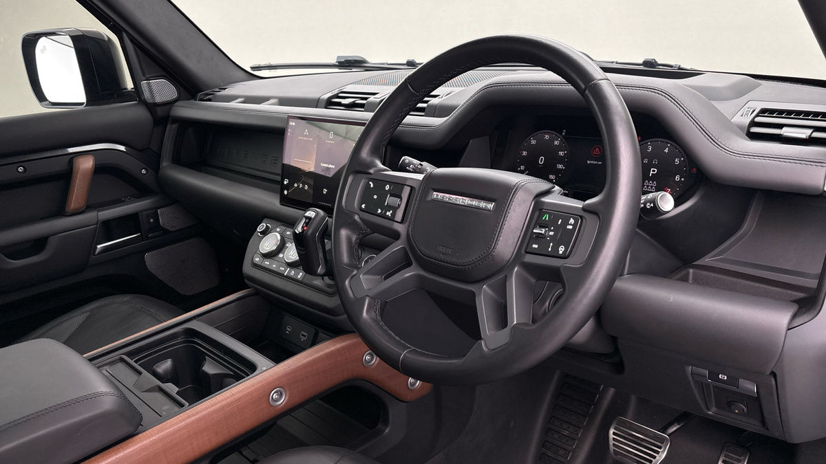 Land Rover Defender 130 Urban Image 5