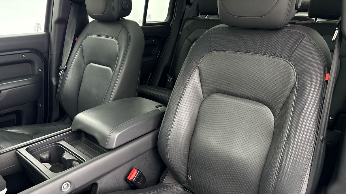 Land Rover Defender 110 Image 7