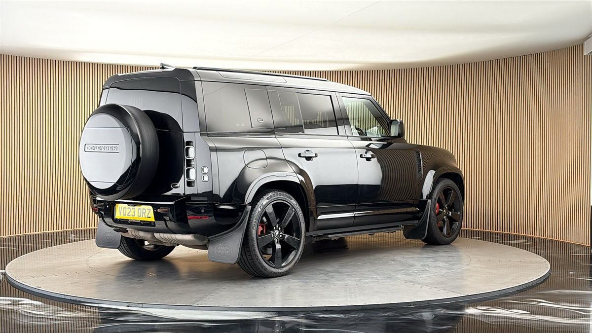 Land Rover Defender 110 Image 21