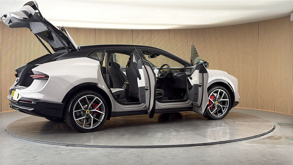 More views of Lotus Eletre