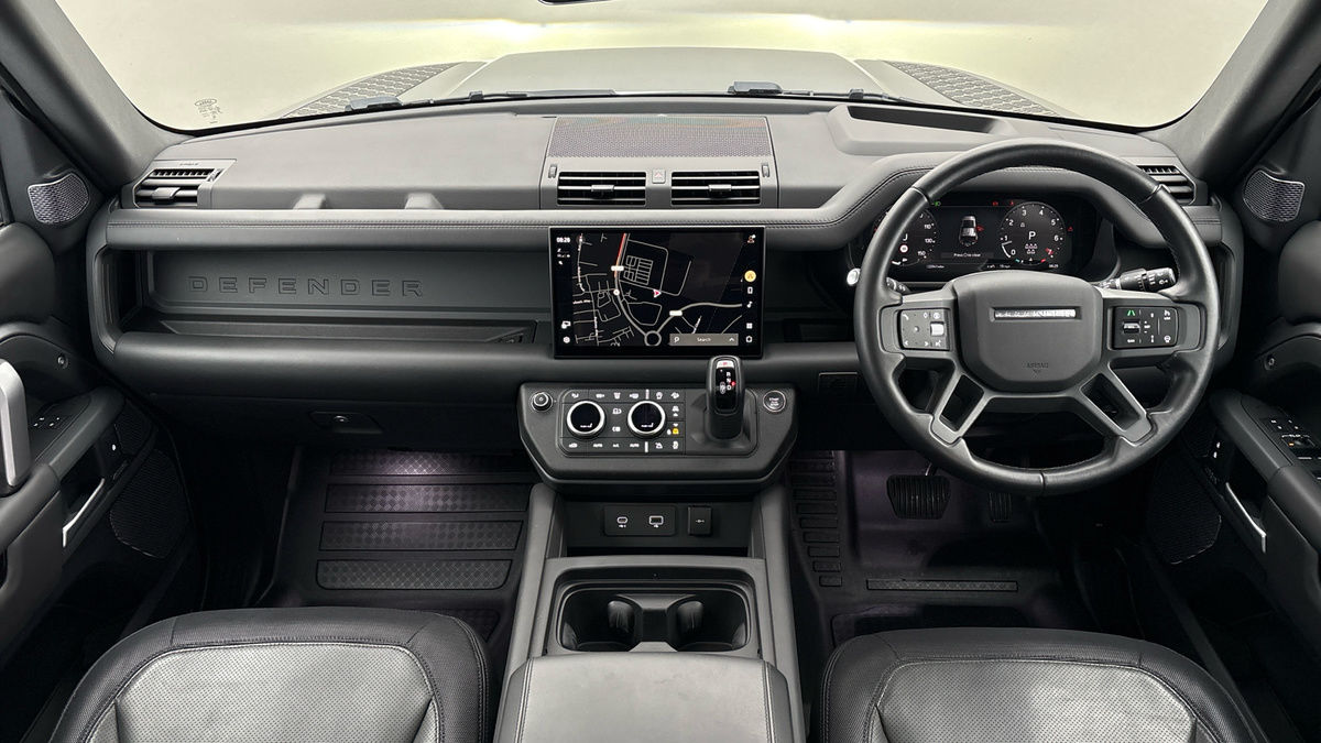 Land Rover Defender 110 Image 12