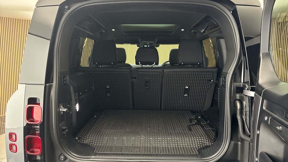 Land Rover Defender 110 Image 11