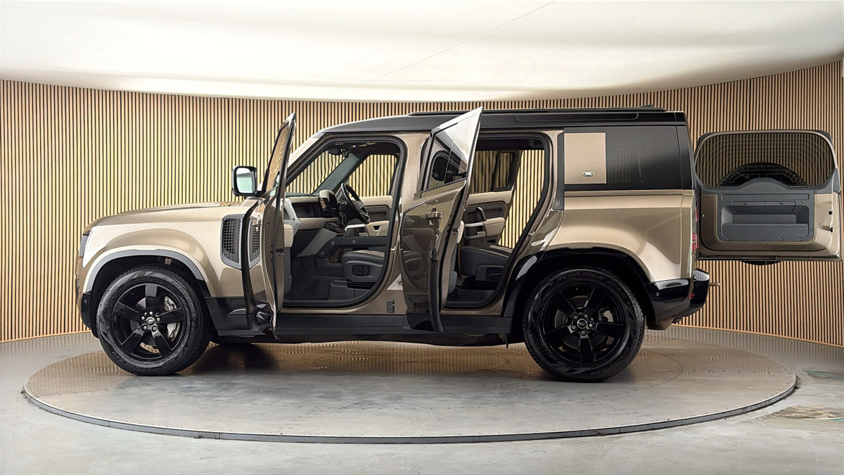 More views of Land Rover Defender 110