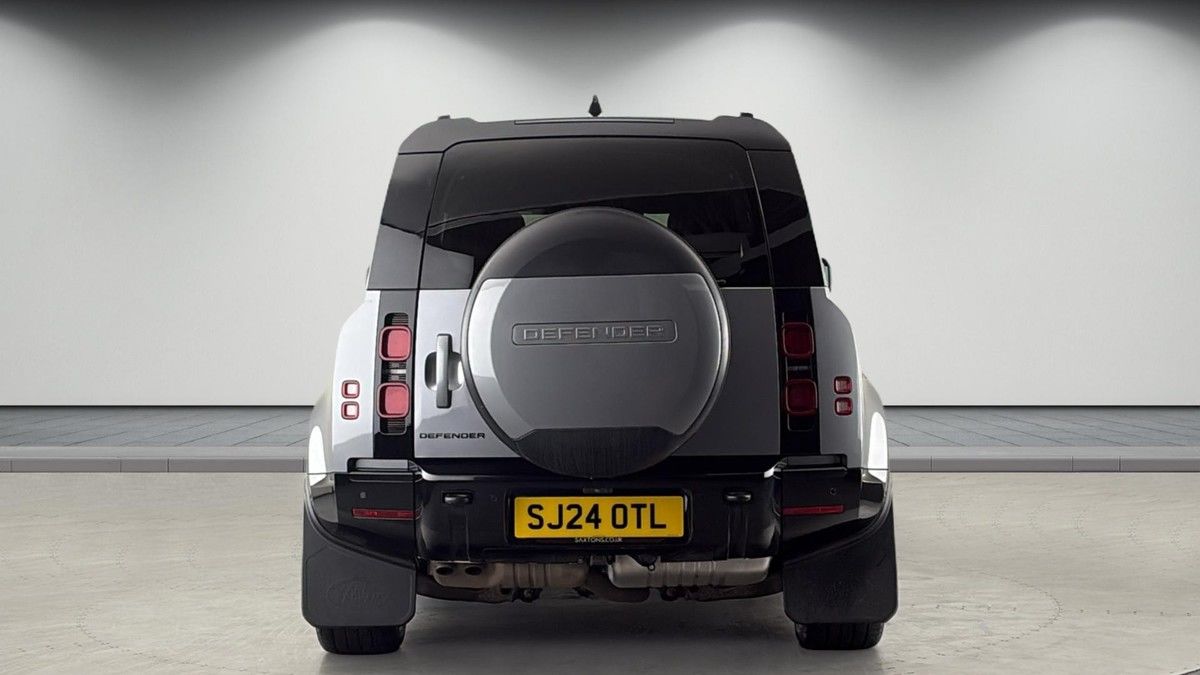 Land Rover Defender 110 Image 4
