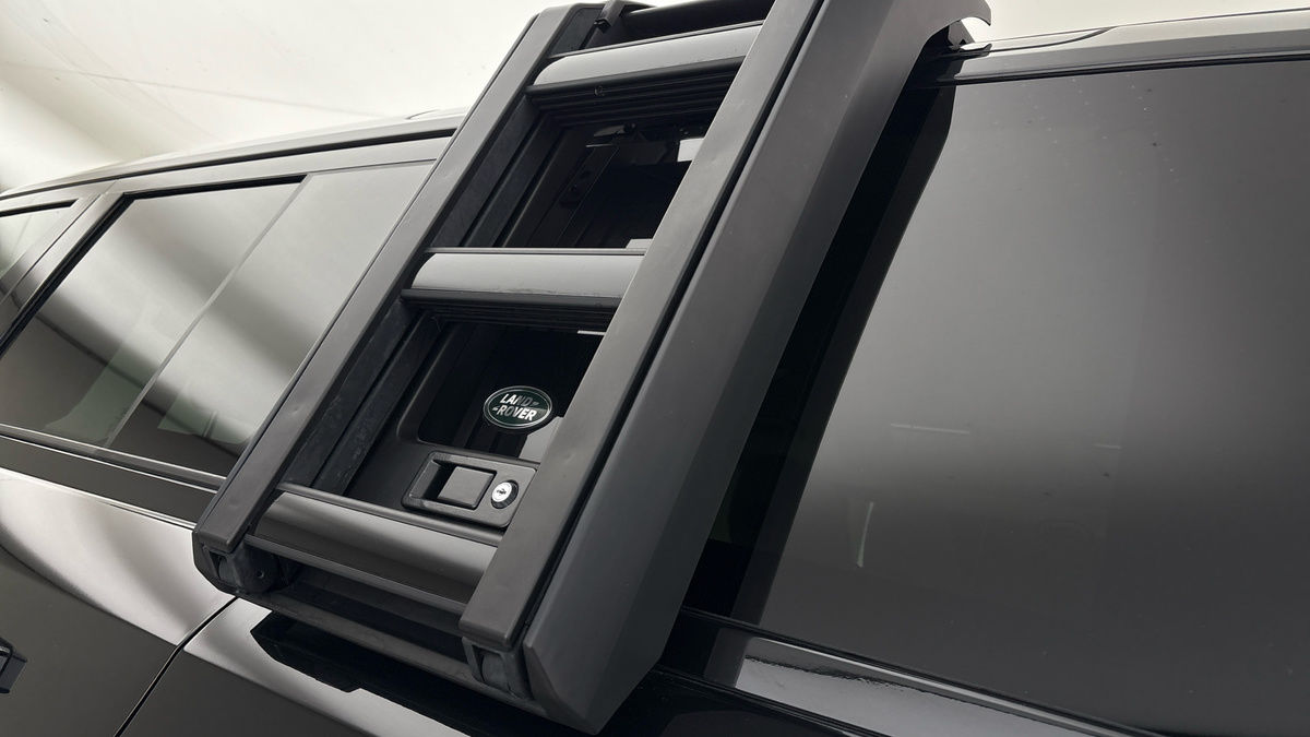 Land Rover Defender 110 Image 25