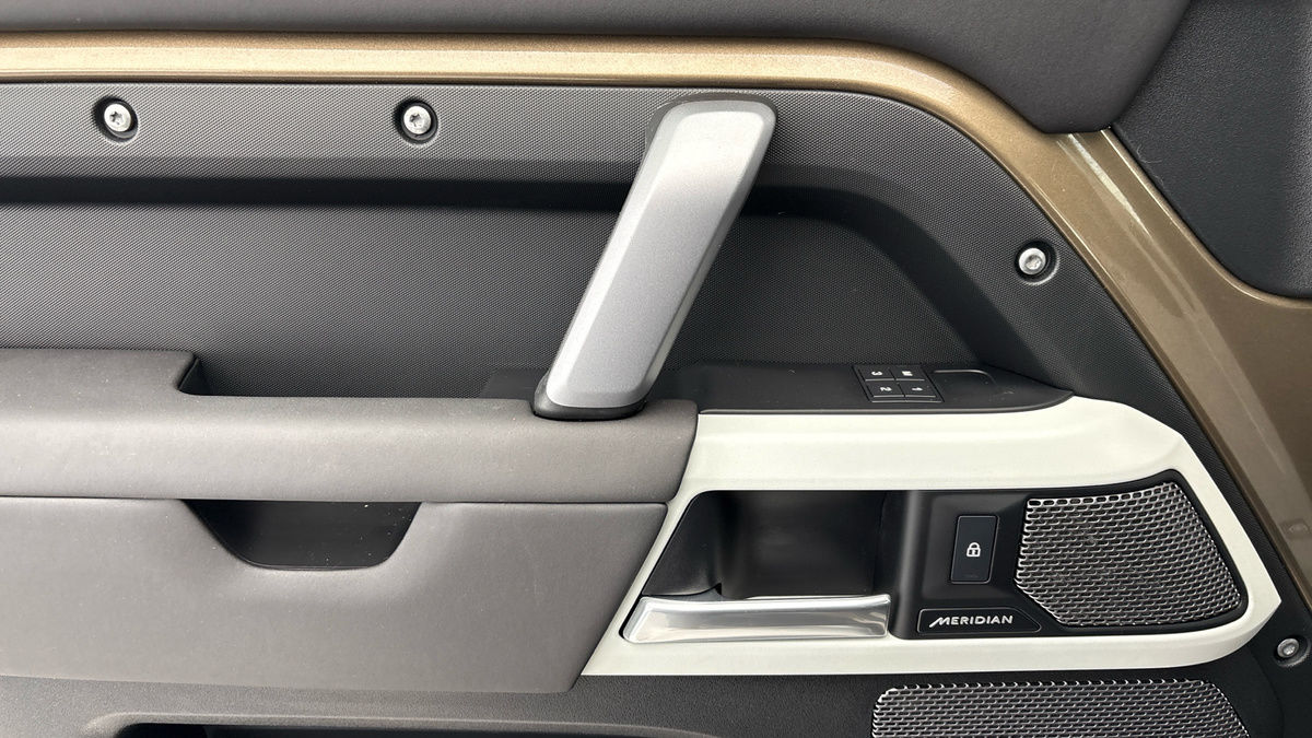 Land Rover Defender 110 Image 19