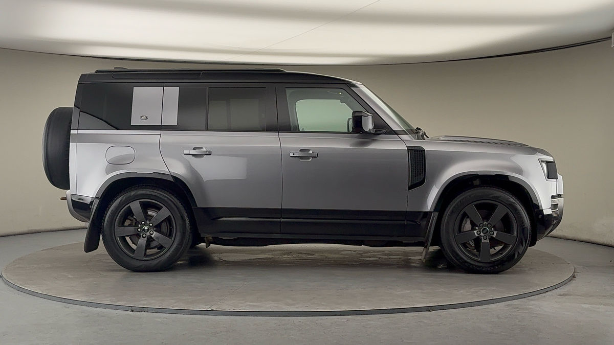 Land Rover Defender 110 Image 16