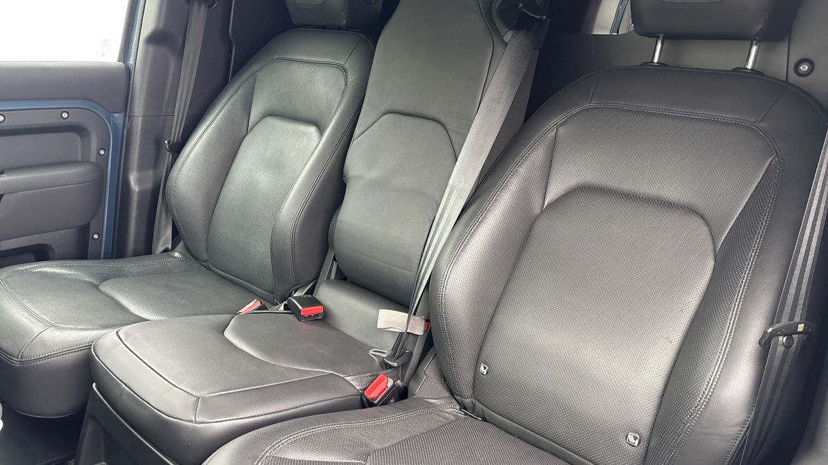 Land Rover Defender 110 Image 7