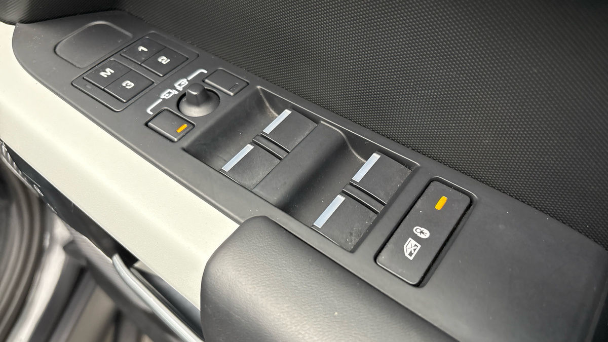 Land Rover Defender 110 Image 26
