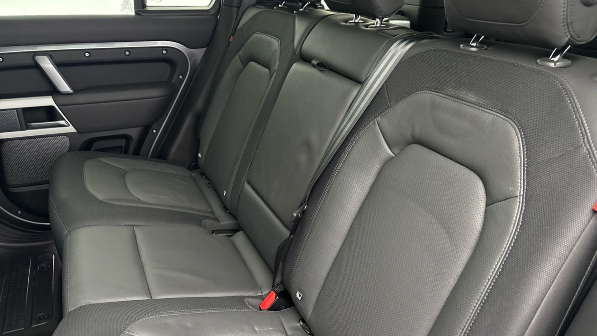 Land Rover Defender 110 Image 8