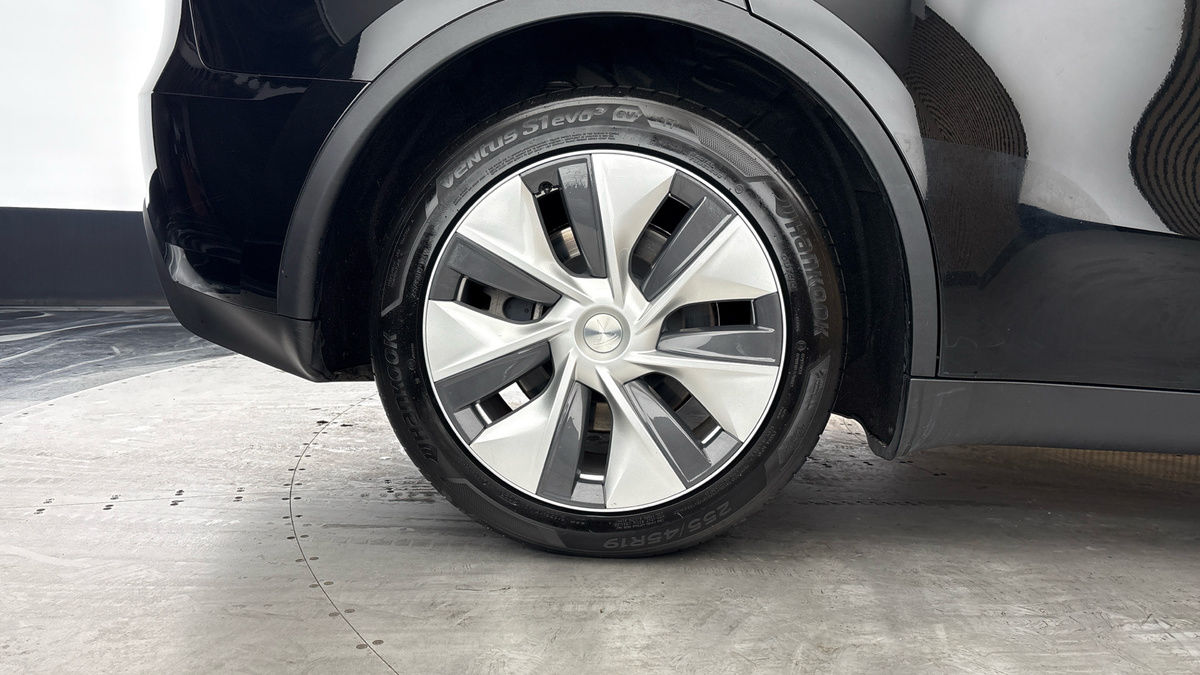Tesla Model Y Image 10