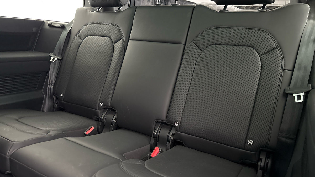 Land Rover Defender 130 Urban Image 27