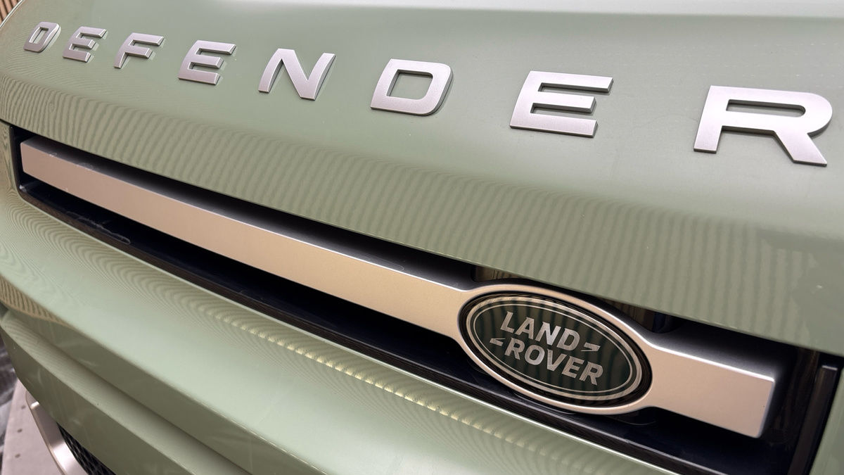 Land Rover Defender 110 Image 24